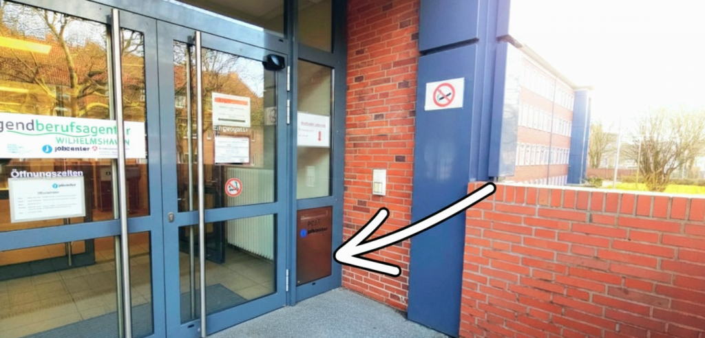 Neuer Standort des Briefkastens des Jobcenters rechts der Eingangstür